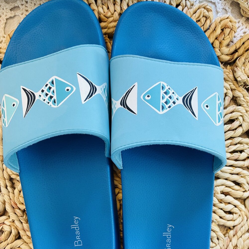 205 Vera Bradley Go Fish Sandals EUC Size 9-10